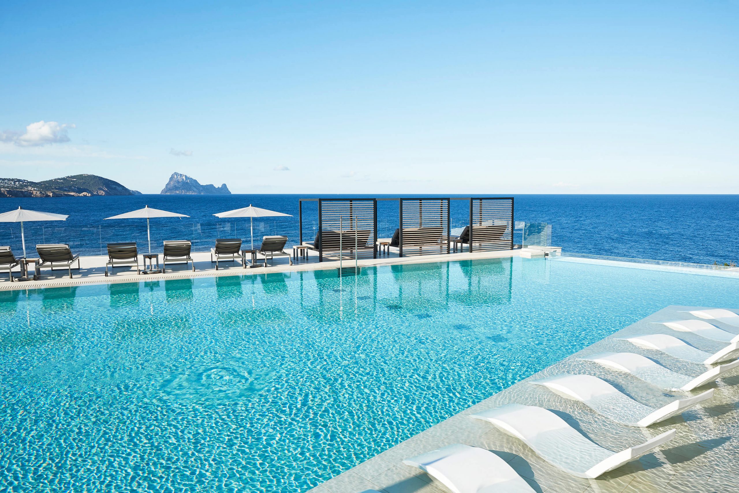 7 Pines Resort Ibiza – Pool- und Meerblick