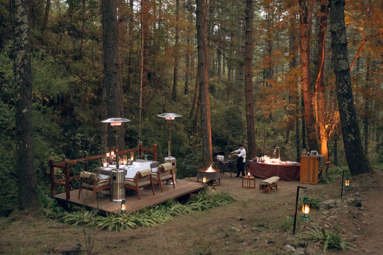 Privates Dinner im Wald in der Amankora Thimphu Lodge in Bhutan