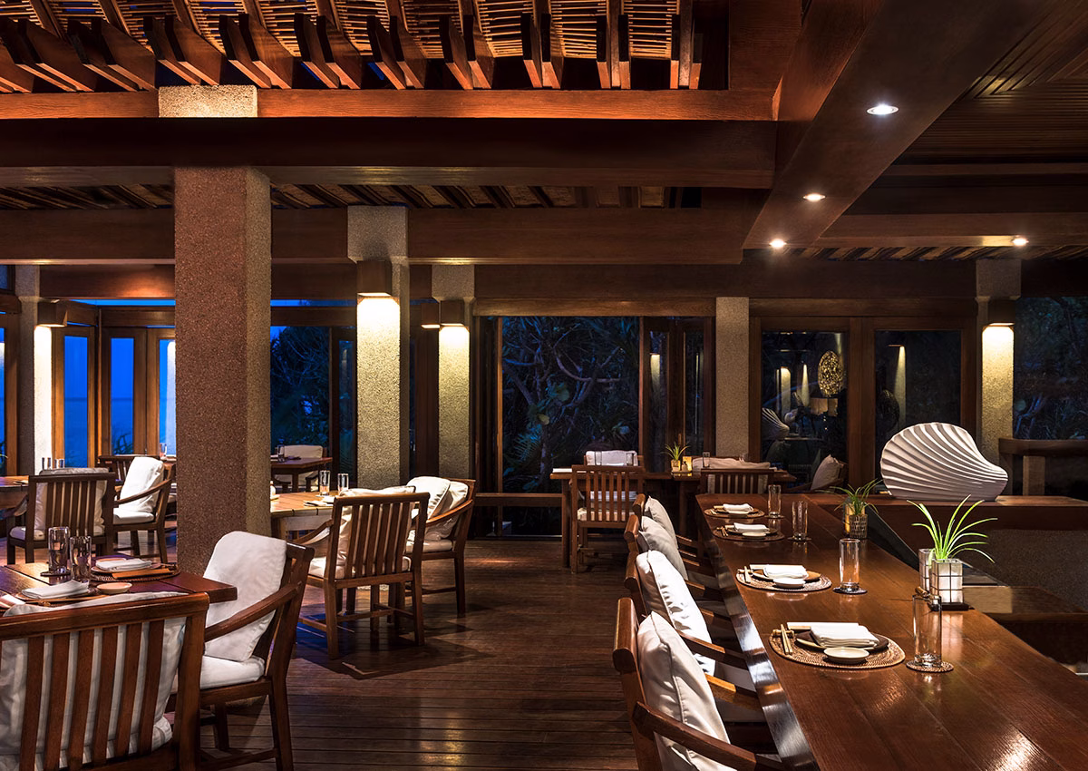 Restaurant Akari des Amanpulo am Abend