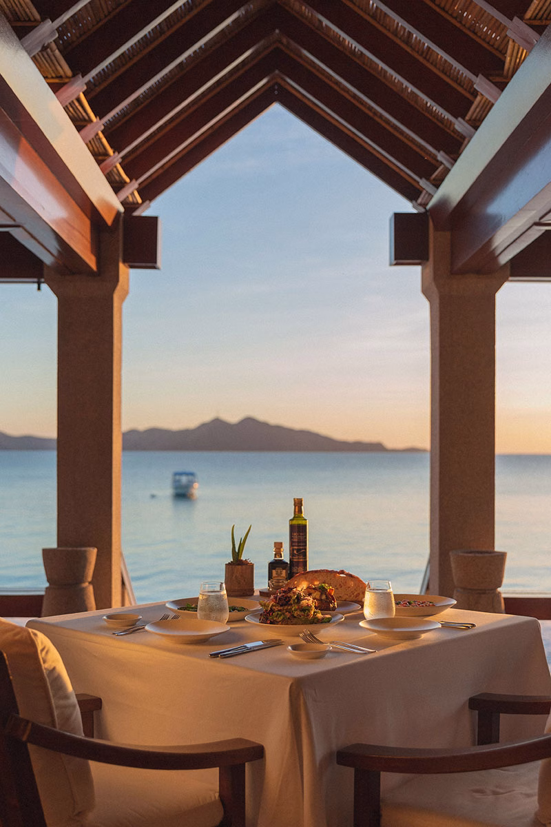 Beachclub Restaurant des Amanpulo mit Blick auf das Meer mit Sonnenuntergang