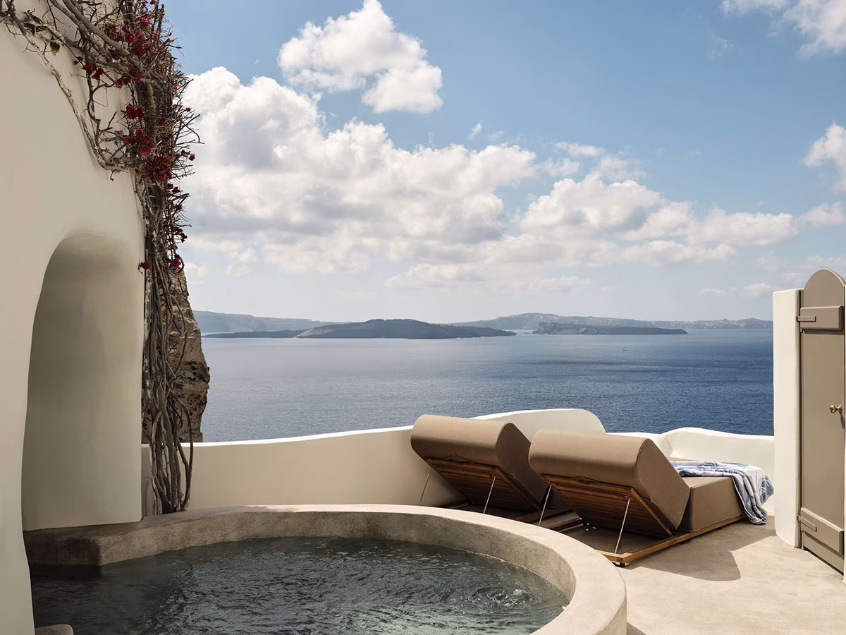 Liegen mit Ausblick am privaten Pool auf der Terrasse des Andronis Boutique Hotel