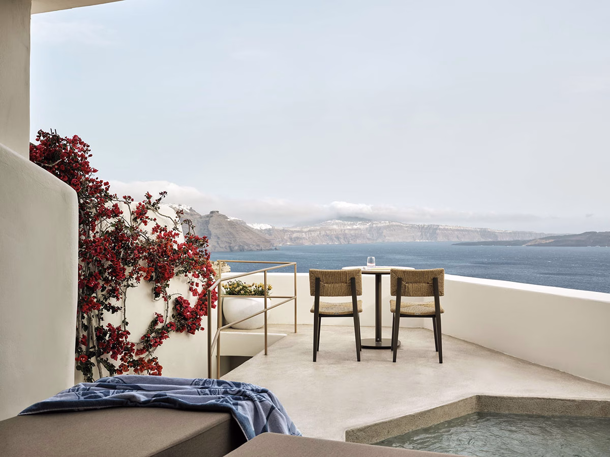 Terrasse mit Tisch des Andronis Boutique Hotel