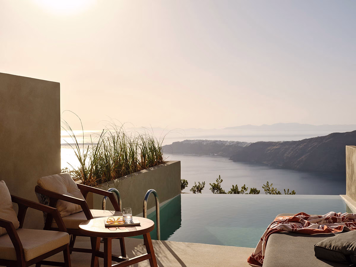 Terrasse mit privatem Pool des Andronis Concept