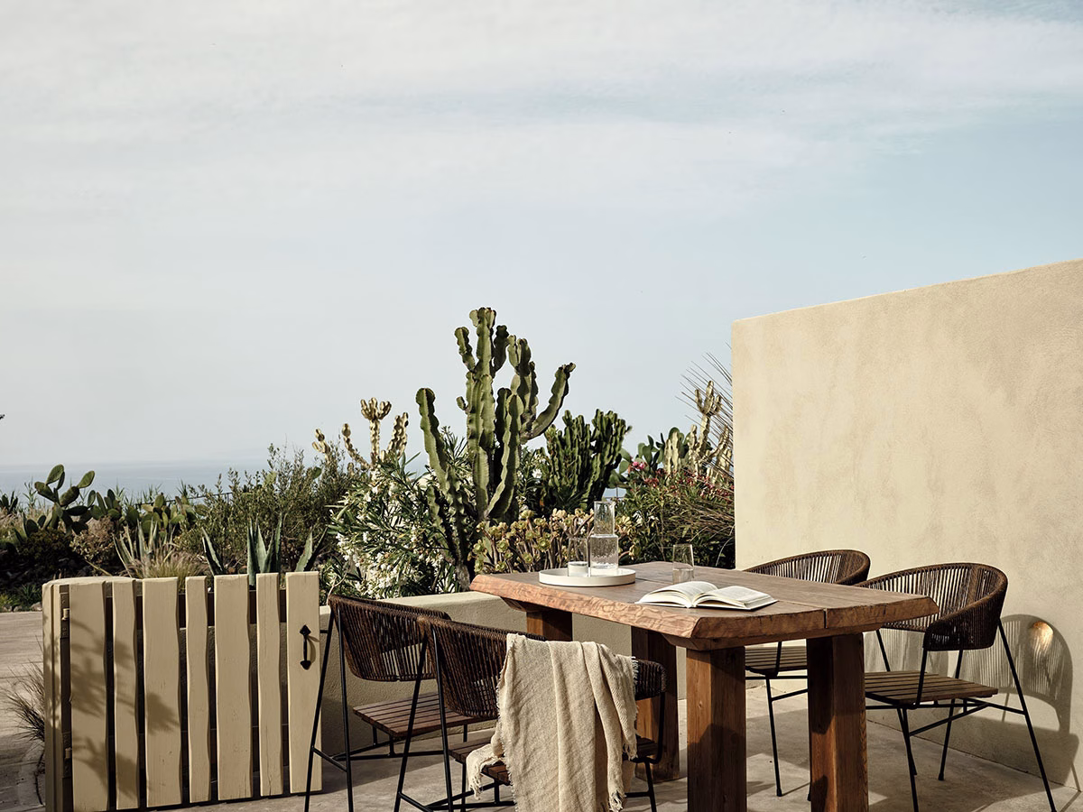 Terrasse mit Outdoor-Essbereich des Andronis Concept