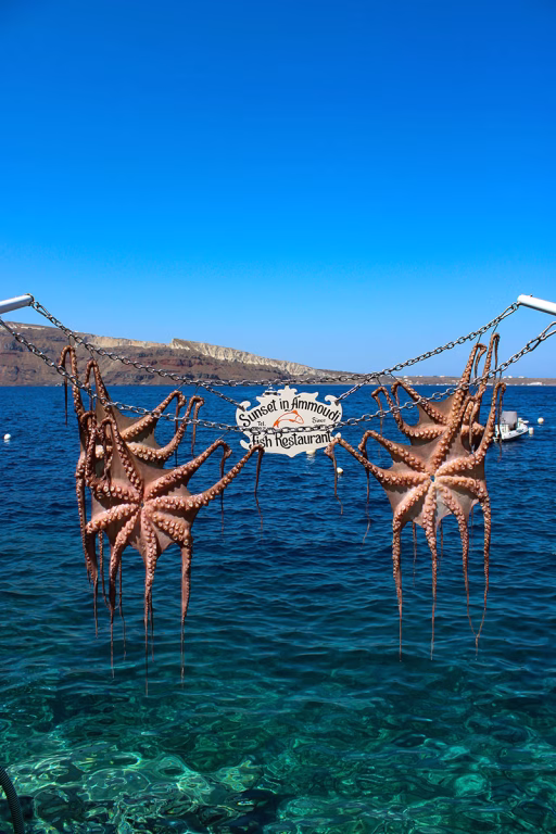 Spaziergang zur Amoudi Bay