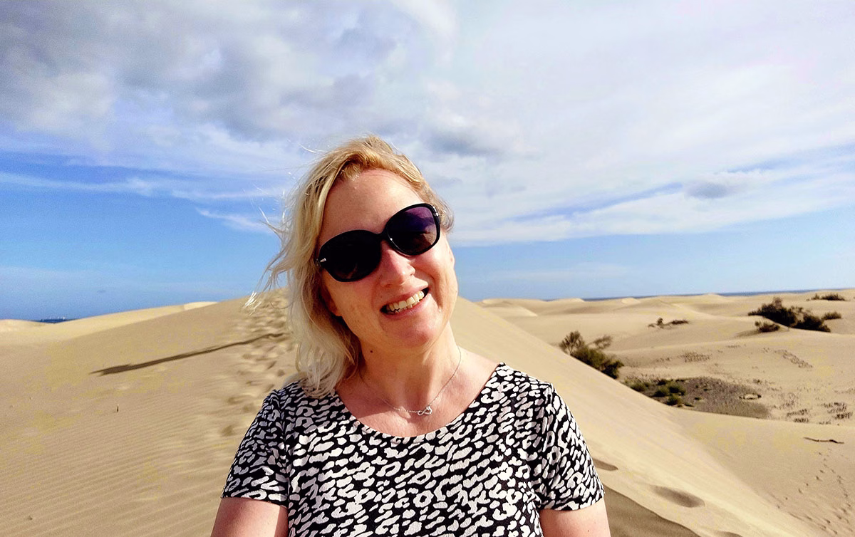 Annette Rühr steht in den Dünen und macht ein Selfie