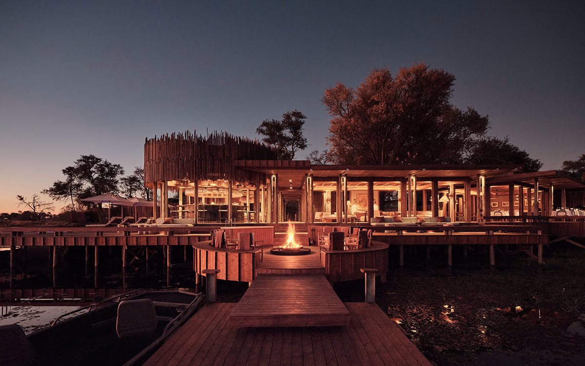Restaurant in der Nacht in der Baines' Lodge