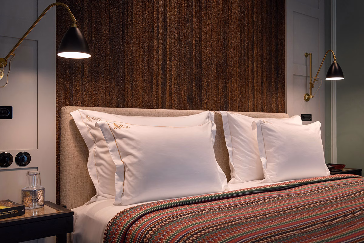 Bett der Junior Suite des Bairro Alto Hotel