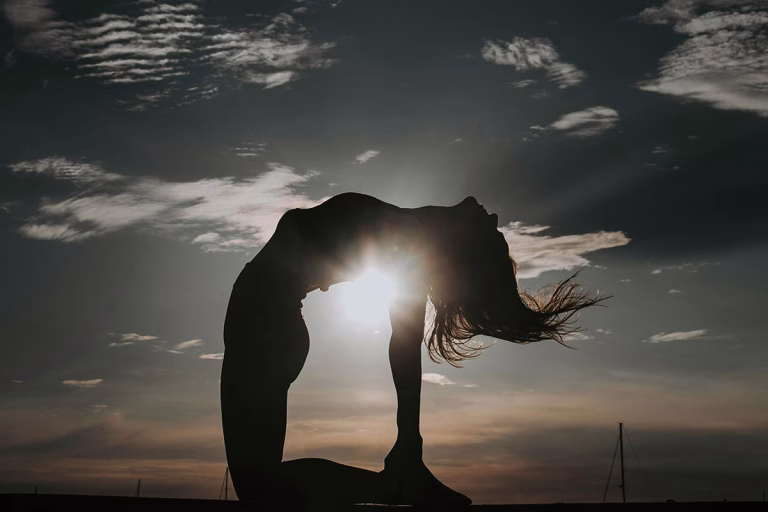 Rooftop-Yoga bei Sonnenaufgang