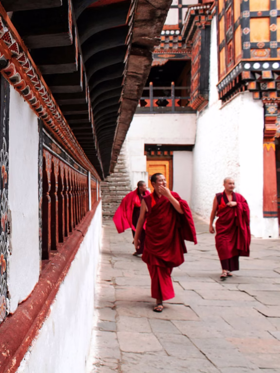 Mönche laufen neben einer Festung