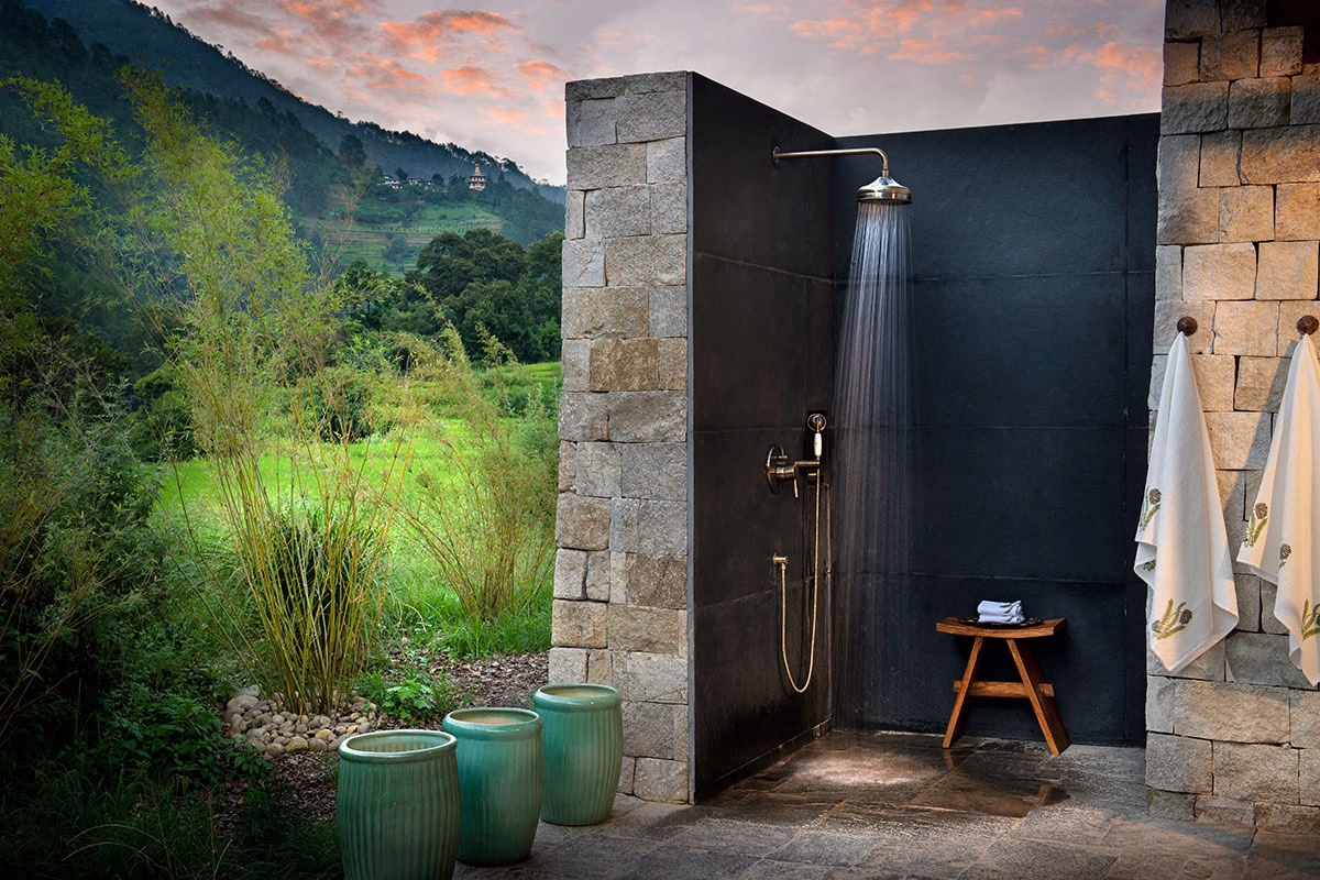 Außendusche der andBeyond Punakha River Lodge
