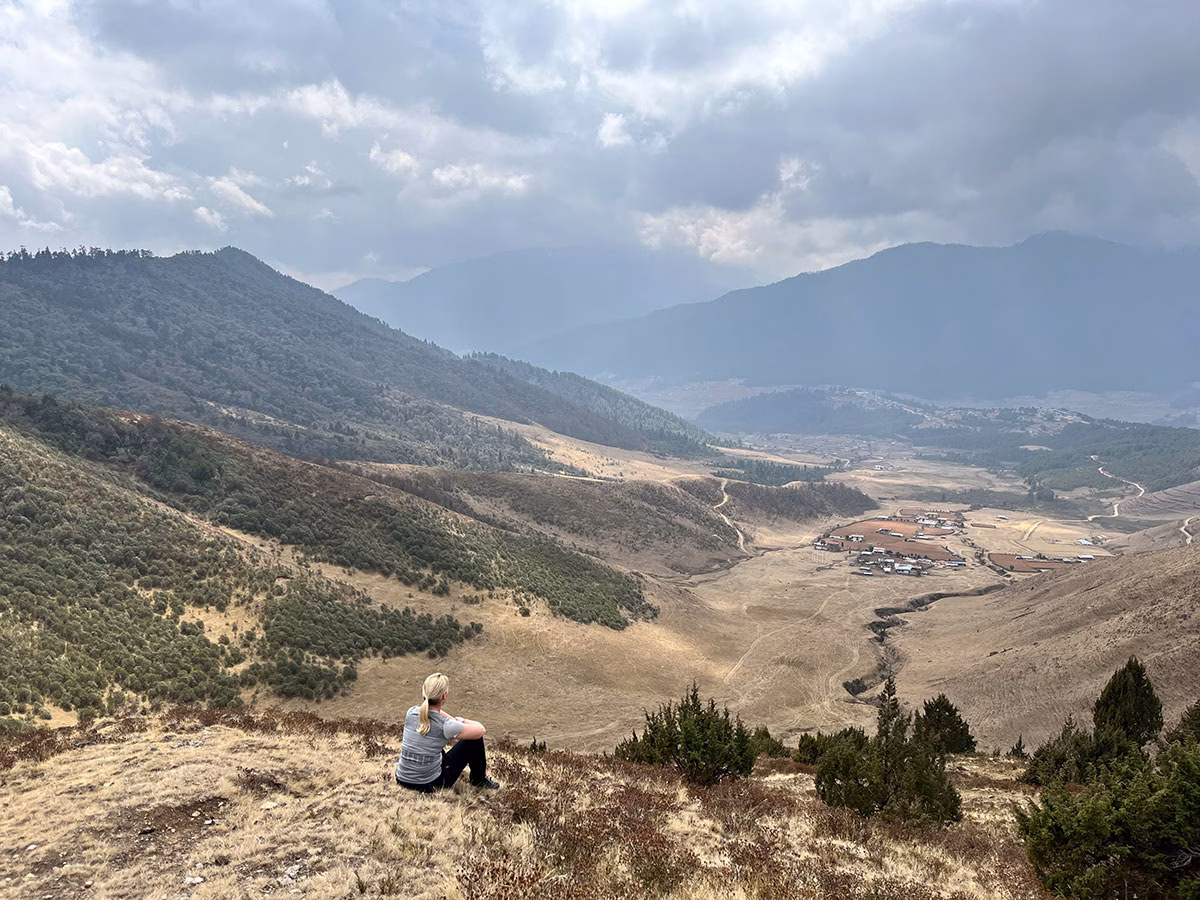Bianka Straub schaut in Bhutan vom Berg ins Tal