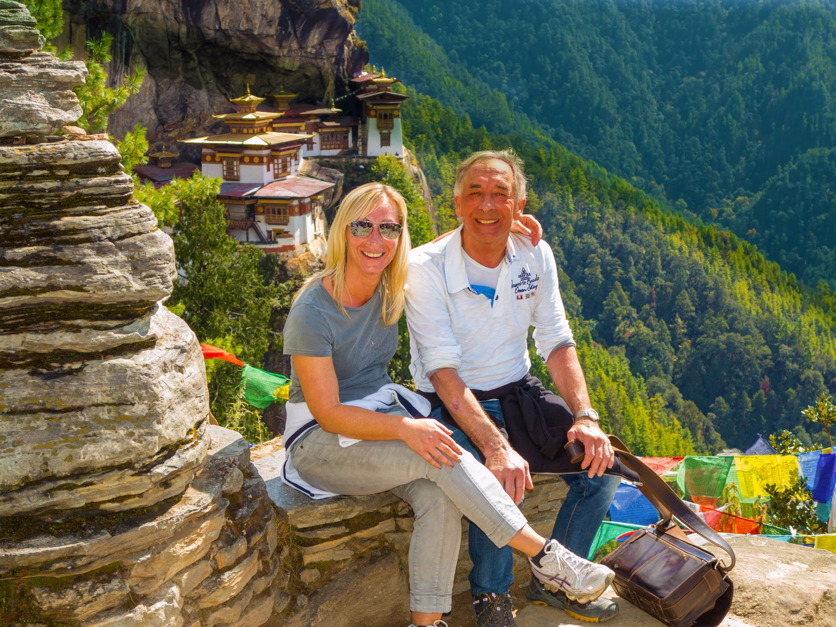 Bianka und Karl-Heiz sitzen in Bhutan vorm Tigers Nest