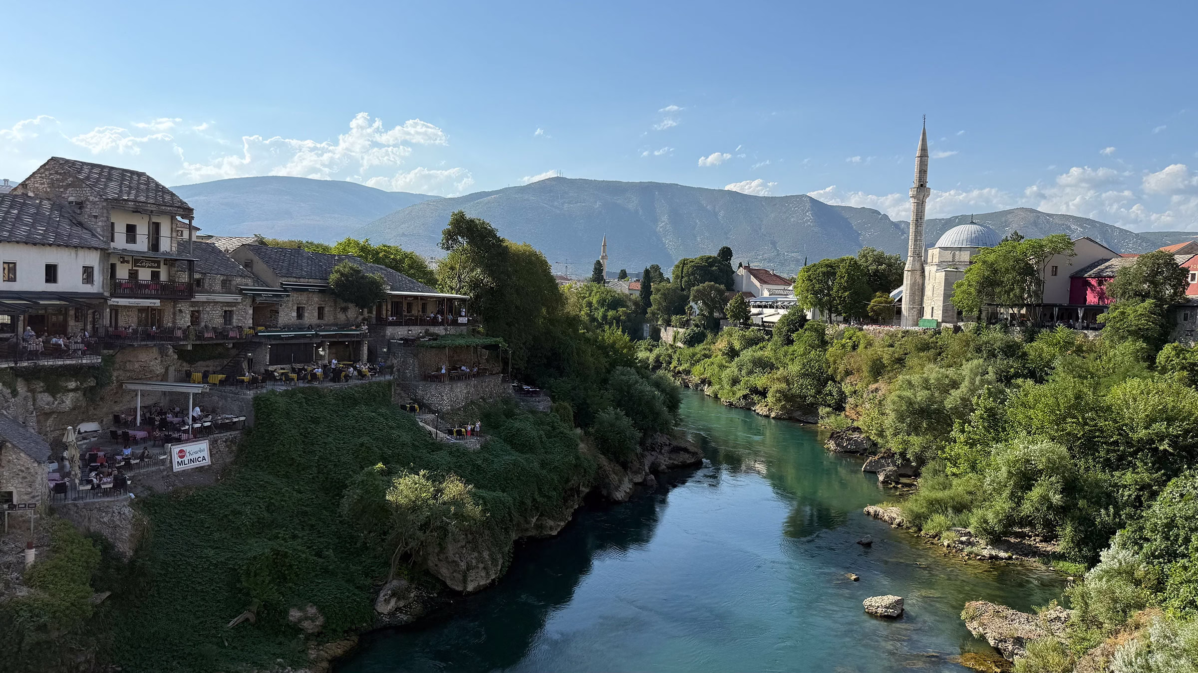 Blick auf den Fluss und eine Moschee in Mostar