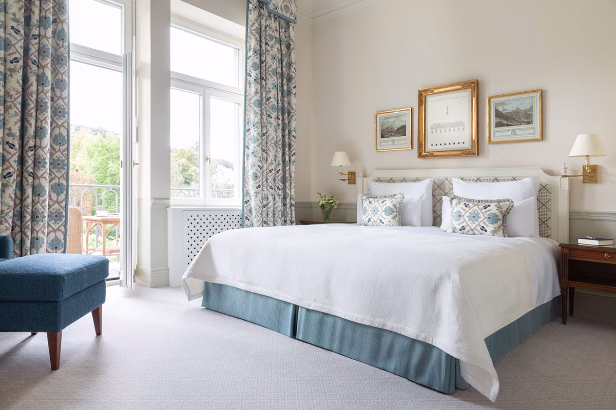 Schlafzimmer im Deluxe park Room im Brenners Park Hotel