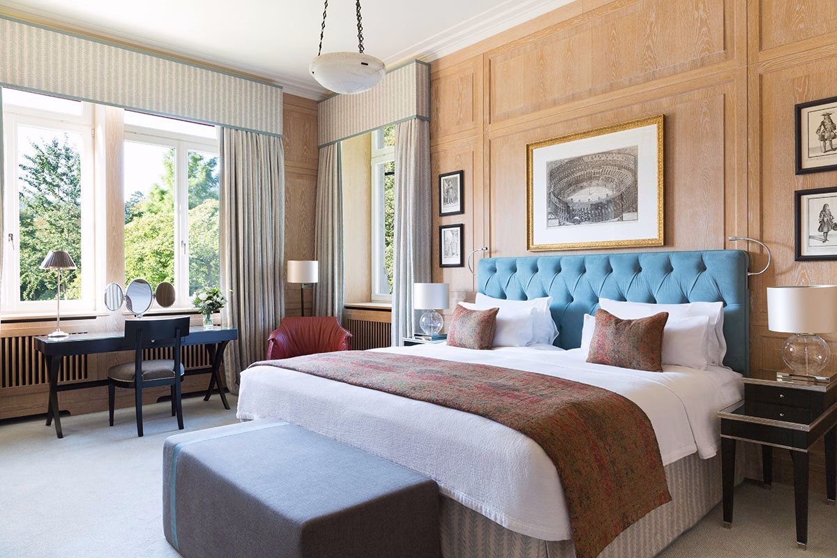 Bett in einer Suite im Brenners Park Hotel