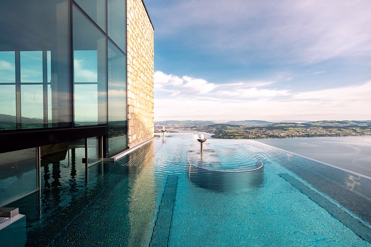 Infinity Edge Pool des Bürgenstock Hotel & Alpine Spa