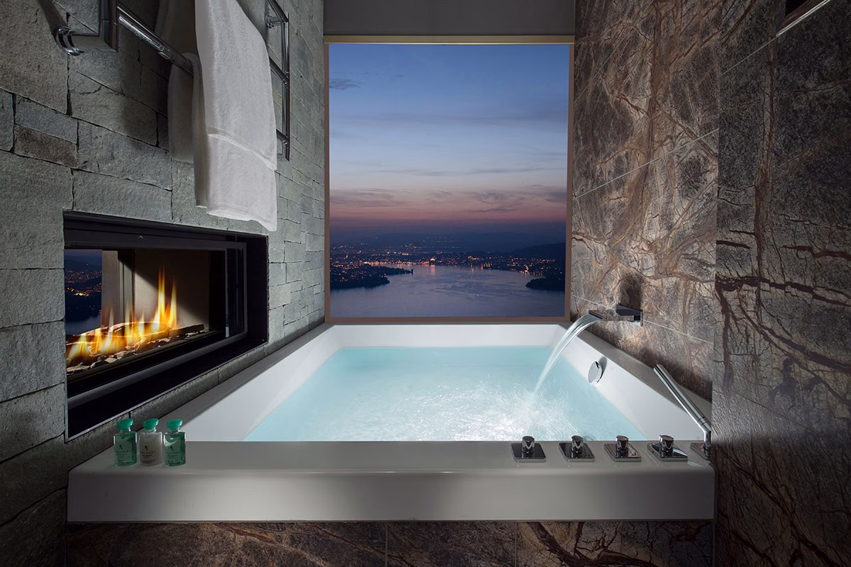 Whirlpool mit Seeblick der Junior Suite Lake View des Bürgenstock Hotel & Alpine Spa