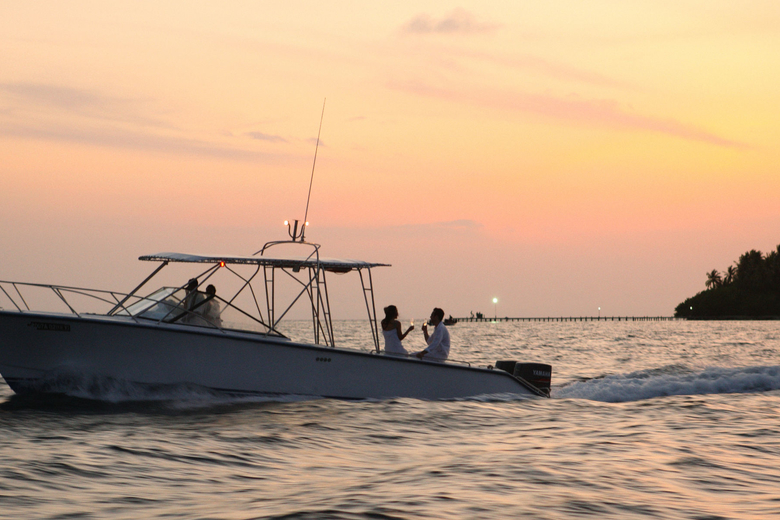 COMO Cocoa Island - Sonnenuntergangskreuzfahrt