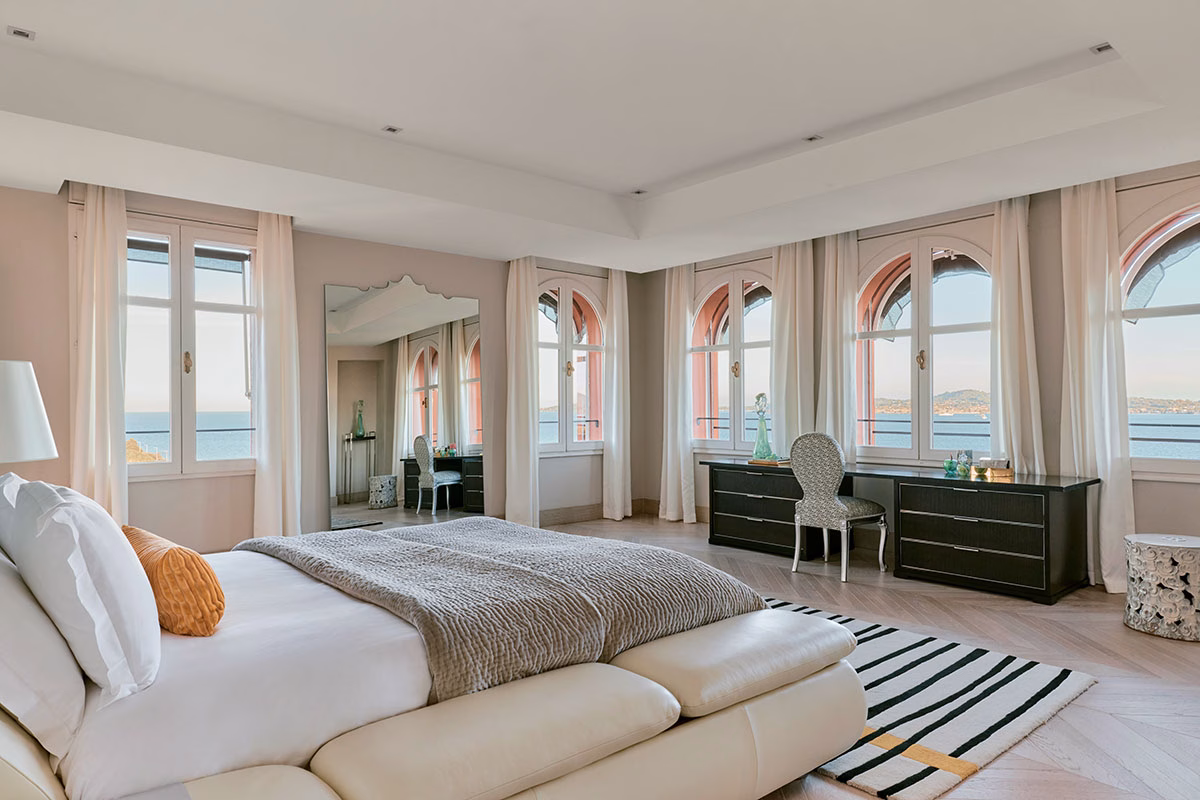 Schlafzimmer einer Suite im COMO Le Beauvallon