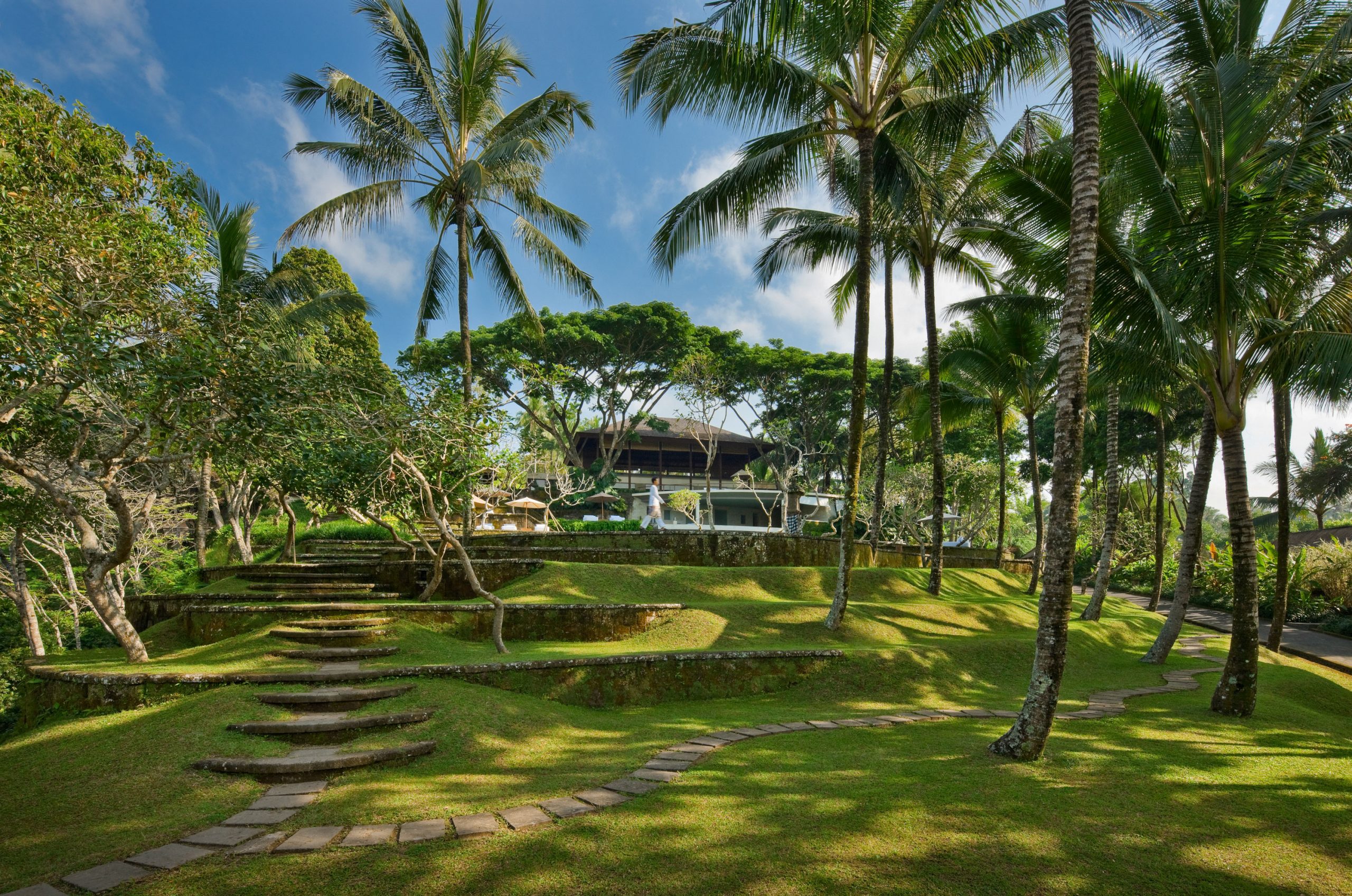 Grüne Außenanlage im COMO Shambala Estate Bali