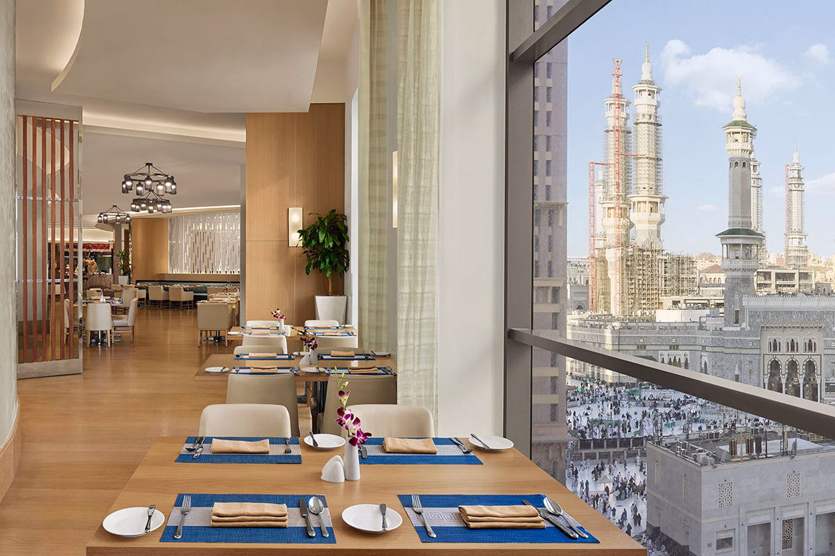 Restaurant mit Ausblick im Conrad Makkah