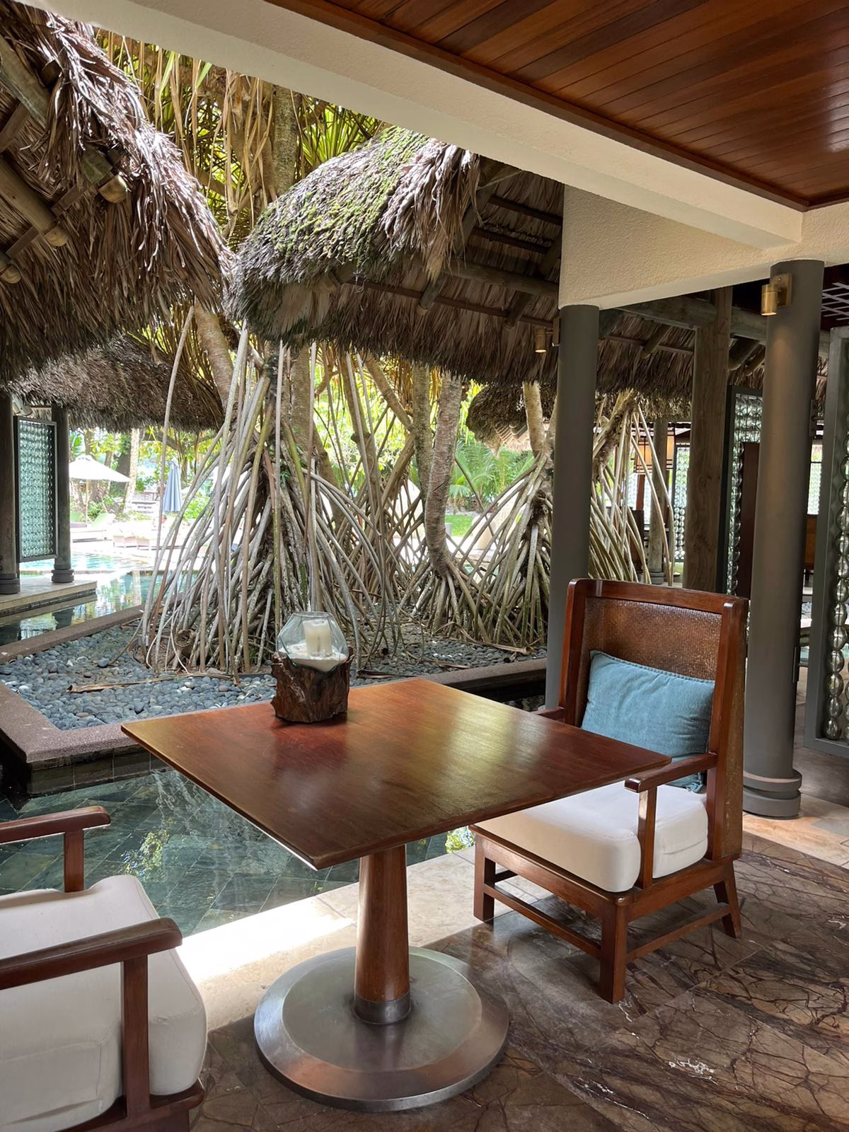 Essbereich im Constance Ephelia Seychelles