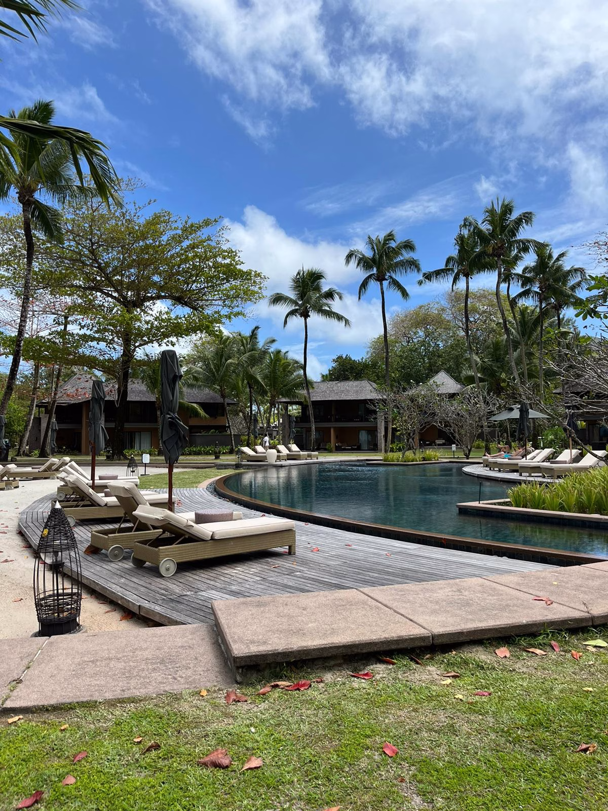 Poolbereich im Constance Ephelia Seychelles