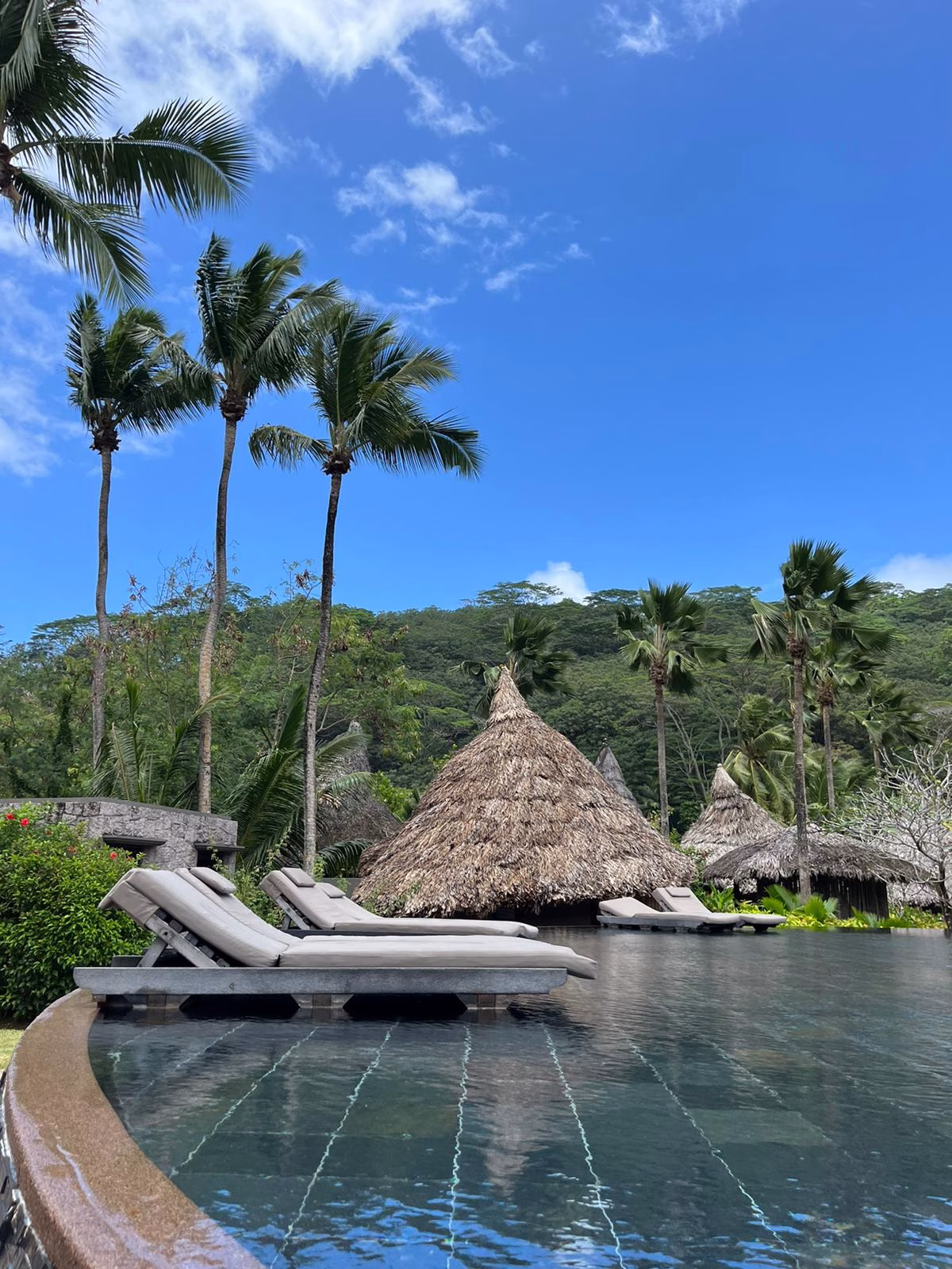 Pool Deck im Constance Ephelia Seychelles