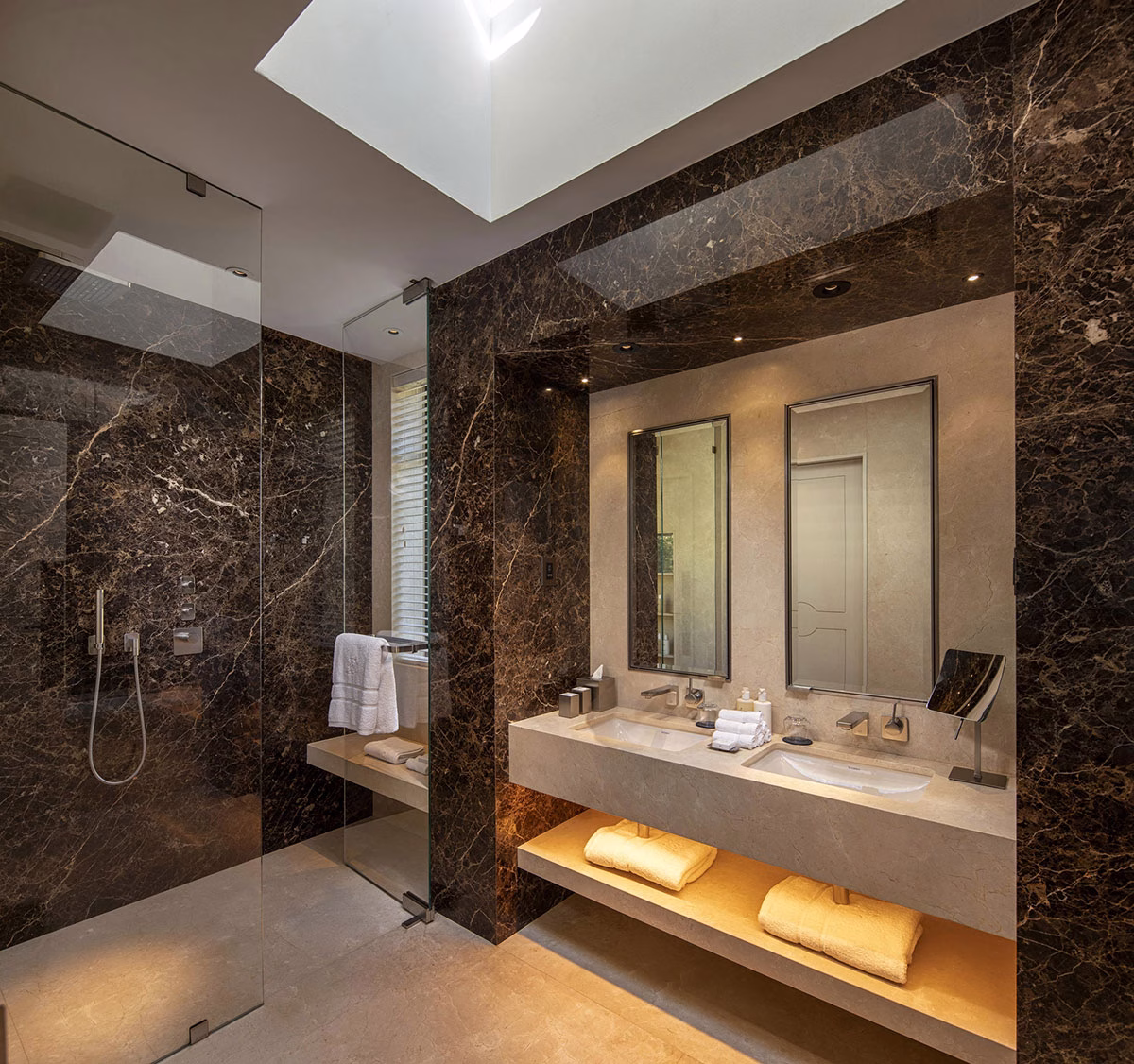 Luxus-Marmor-Badezimmer des Delaire Graff Estate