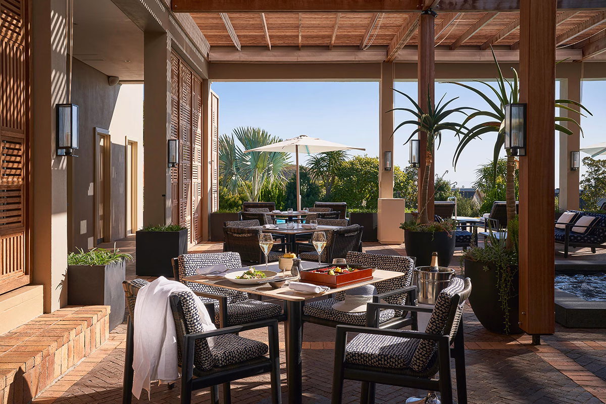 Restaurant des Spa- und Pooldecks des Delaire Graff Estate