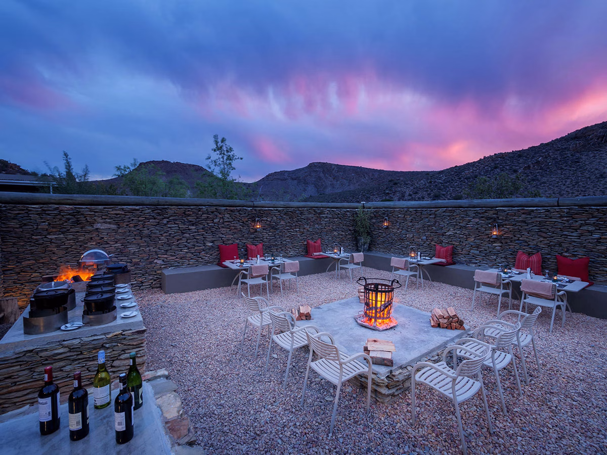 Dinner in der Boma der Dwyka Tented Lodge