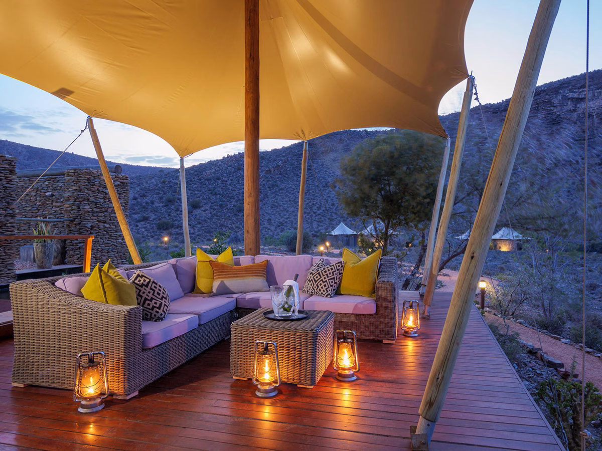 Terrasse der Dwyka Tented Lodge bei Nacht