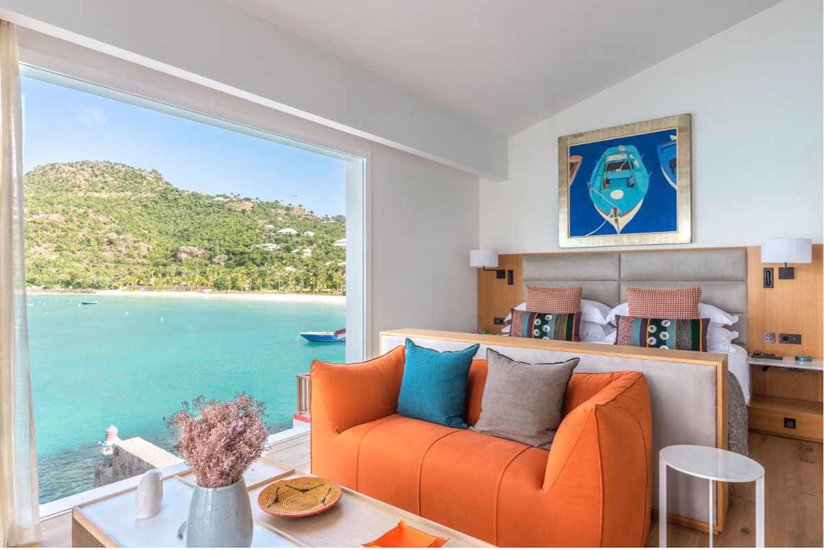 Oranges Sofa in der Premium Suite im Eden Rock Saint Barths