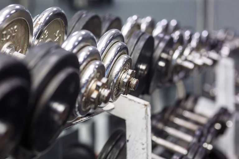 Gewichte im Fitnessstudio