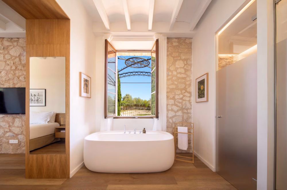 Badezimmer in der Master Suite im Es Figueral Nou