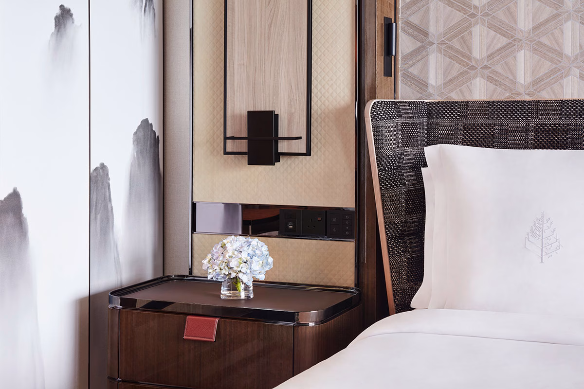 Nachtkästchen im Zimmer des Four Seasons Hong Kong