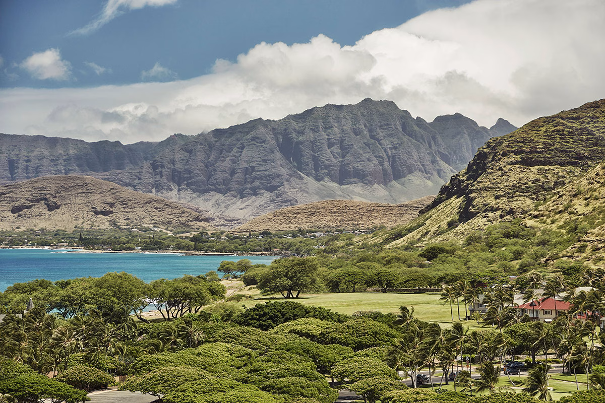 Atemberaubende Panoramaaussicht auf die üppig grünen Täler und die markanten, schroffen Vulkanberge von Oahu, die direkt an den blauen Pazifischen Ozean grenzen