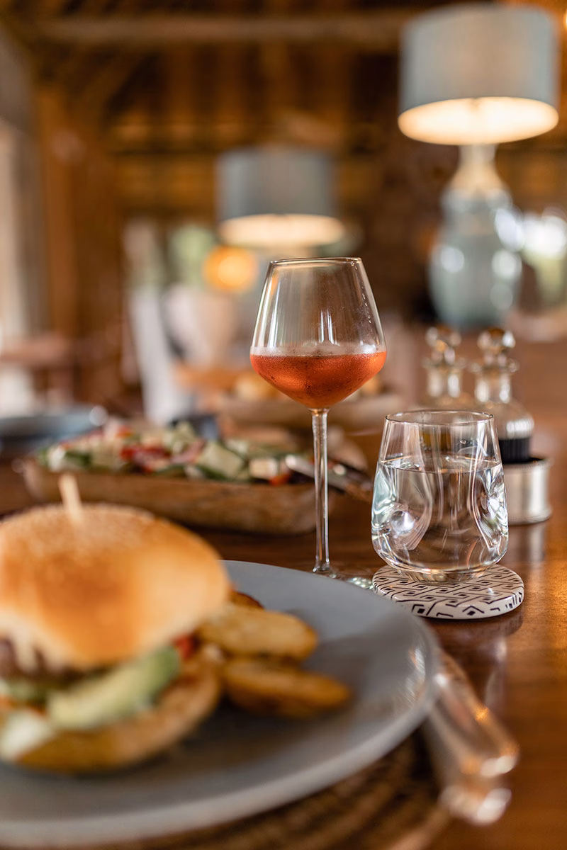 Gedeckter Tisch mit Burger und Wein