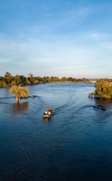 Boot fährt auf dem Fluss beim Mpala Jena