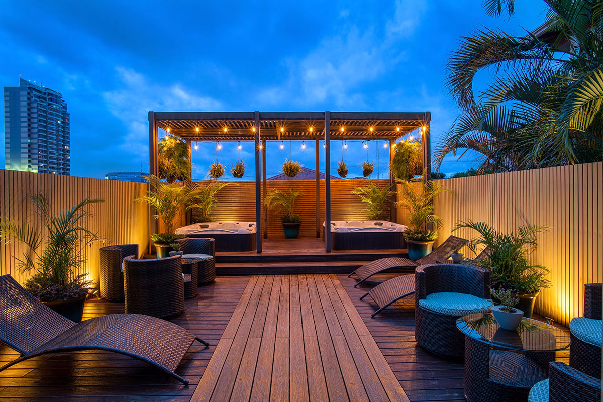 Dachterrasse mit zwei Jacuzzis im Hotel Grano De Oro
