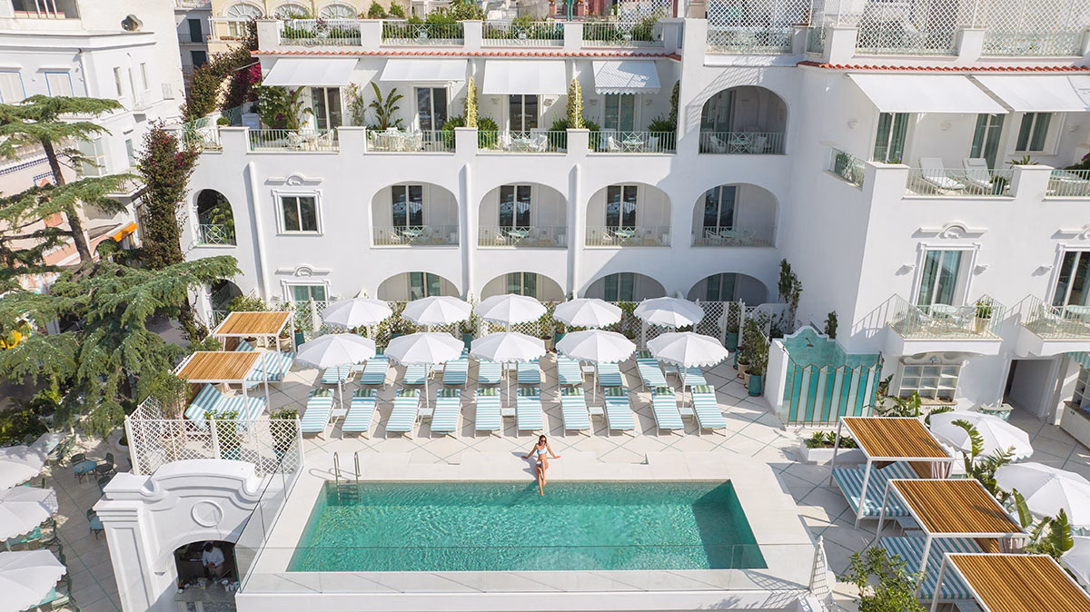 Frau sitz am Pool im Hotel La Palma