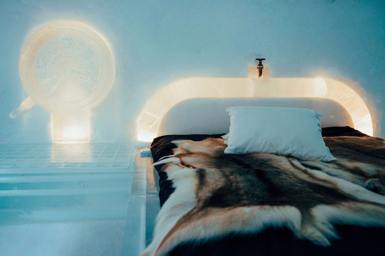 Schlafzimmer der Art Suite des ICEHOTELS