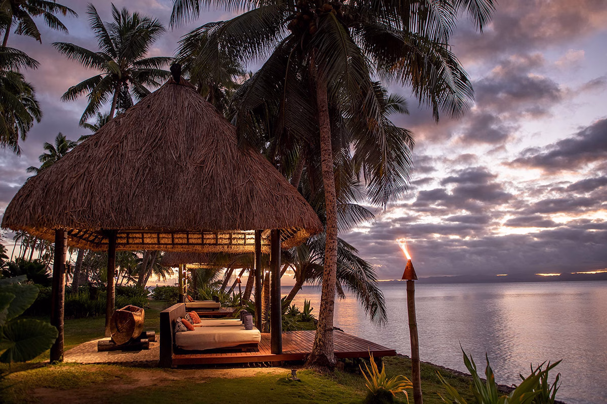 Liegen am Strand des Jean Michel Cousteau Resort