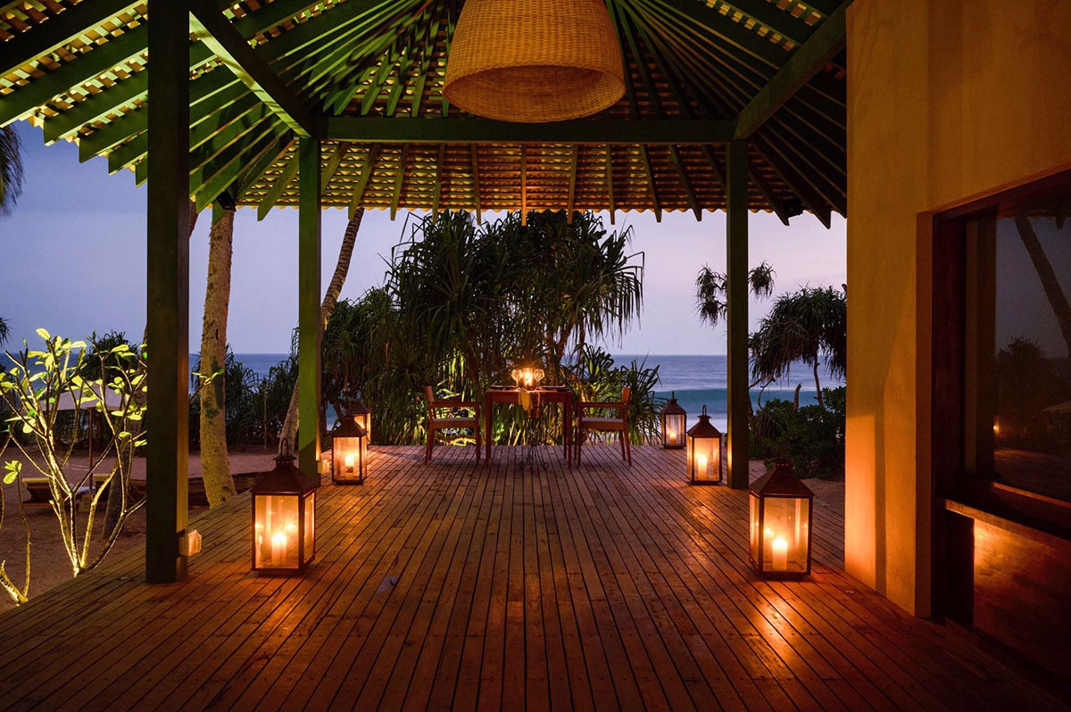 Terrasse bei Dämmerung im Kayaam House Sri Lanka
