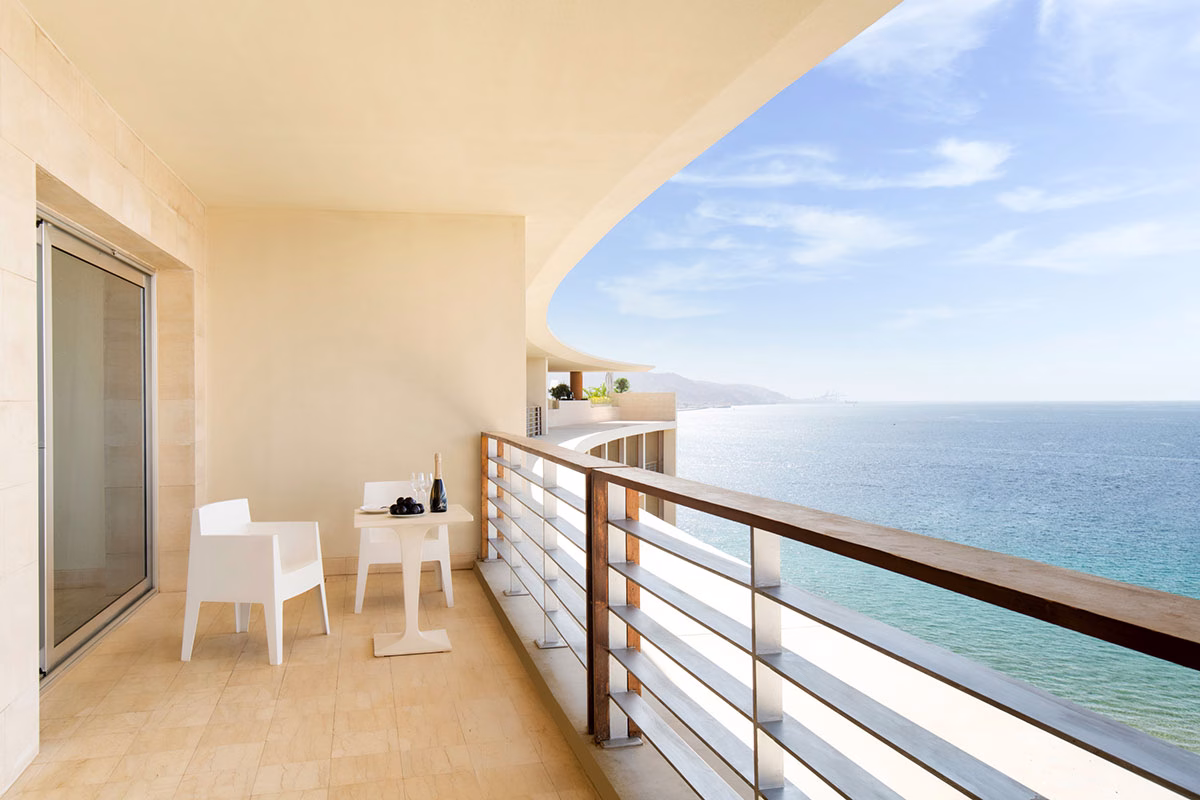 Heller langer Balkon im Kempinski Hotel Aqaba Red Sea mit Stühlen und Blick auf das Meer
