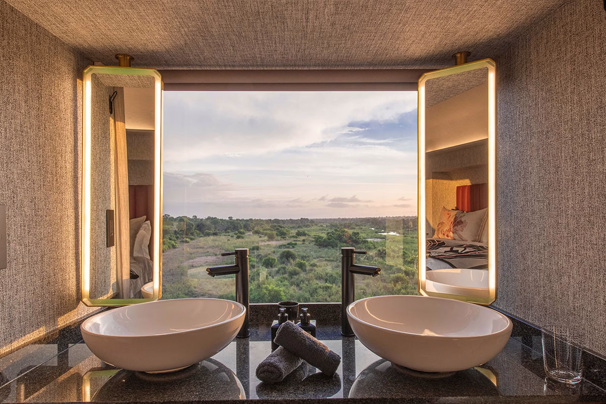 Badezimmer mit Blick in die Natur des Kruger Shalati