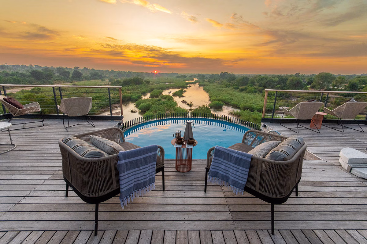 Ausblick über den Pool auf den Fluss des Kruger Shalati