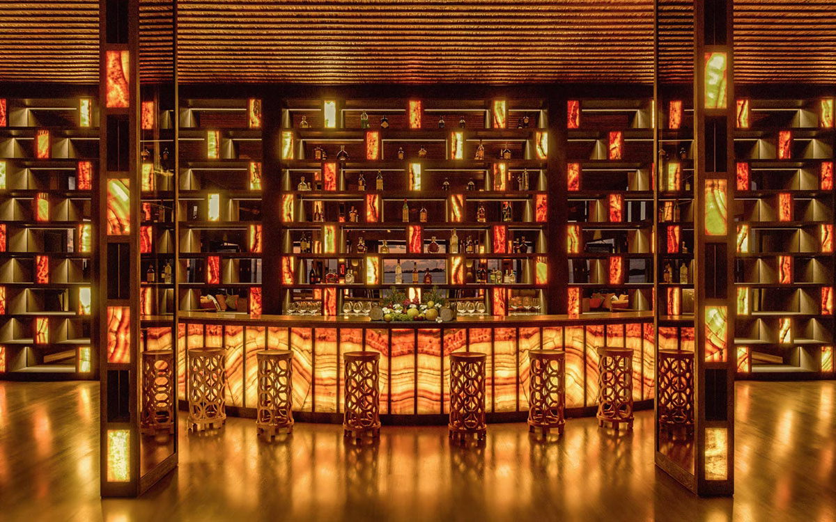 Wunderschön beleuchtete Bar