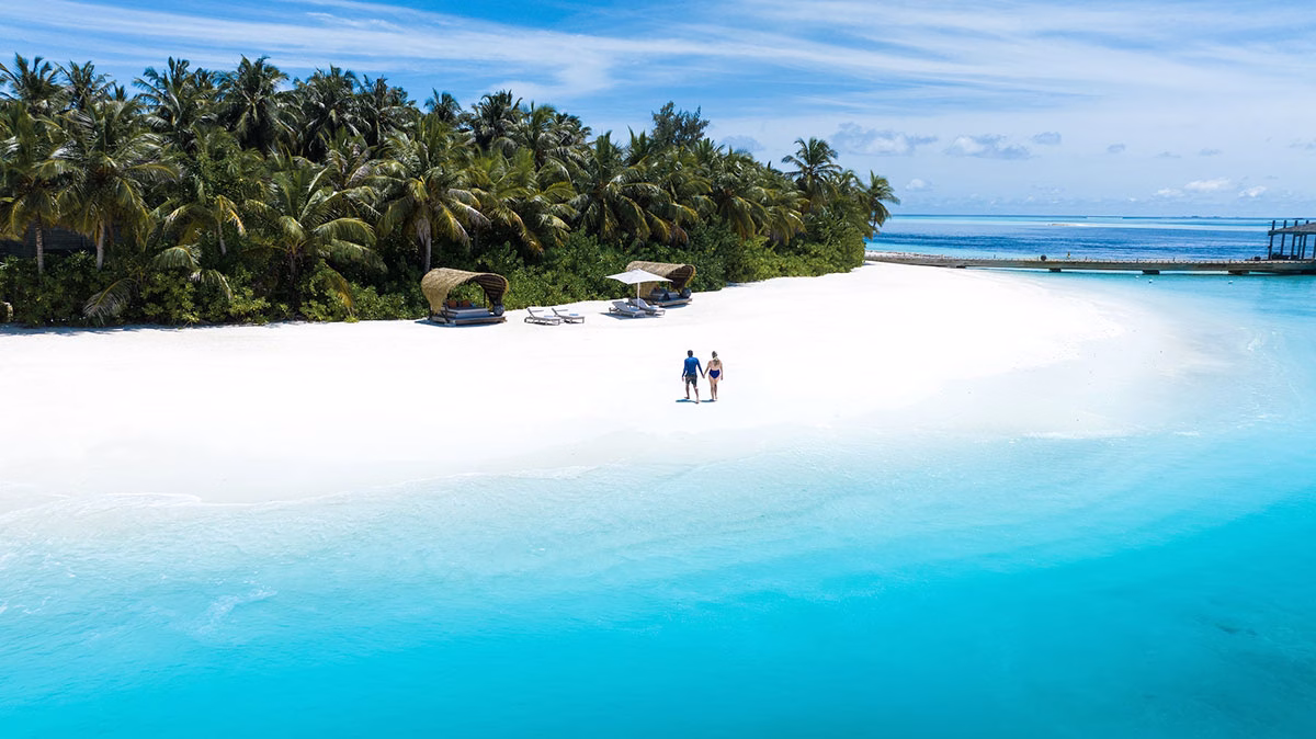 zu zweit am weißen Strand mit türkisblauem Wasser